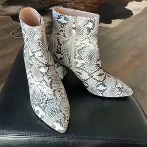 Wet Kiss Booties Womens Size 10